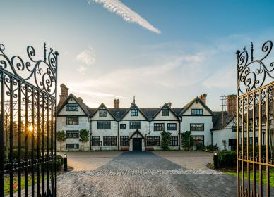 Grade II* Tudor Manor House of Standbridge Earls
