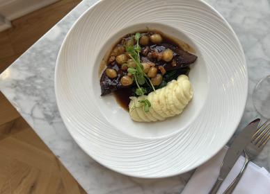 Calves liver with bacon, mashed potato, spinach & baby onion gravy